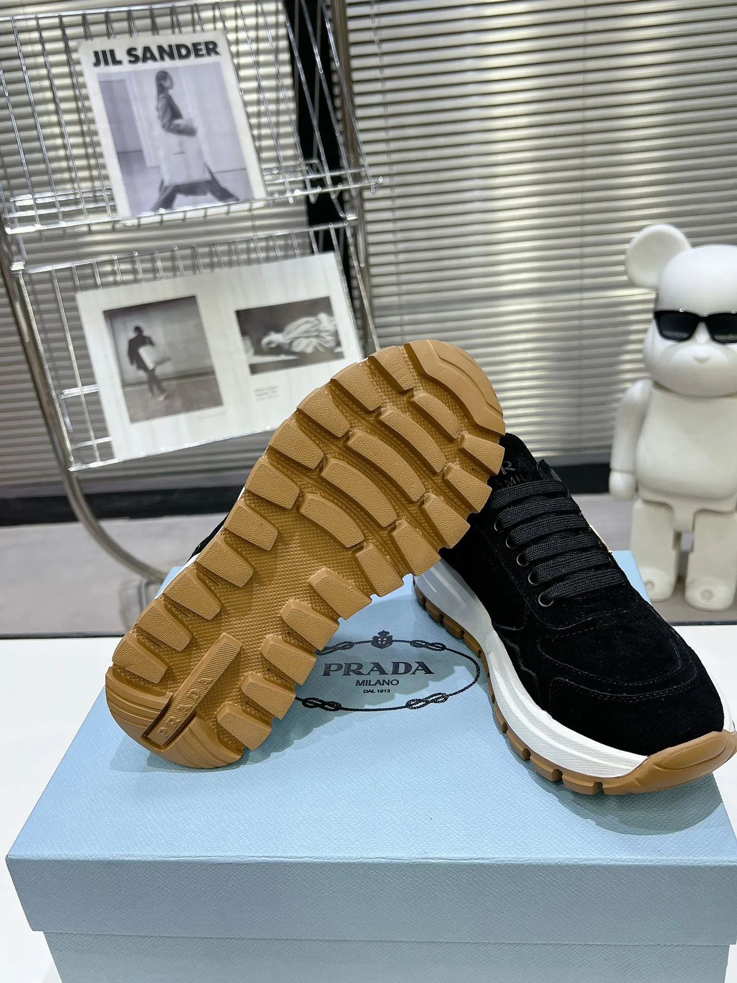👟👟Ex-factory price 580👟👟 PRADA ²⁰²4 𝐬𝐬Prada’s new product comes with strength! ❣️Many Internet celebrities have the same style, fashionable and versatile nice items, original shoes are developed and purchased from Italian counters, and are reproduced 1:1 according to the original taste. This year’s theme is not to be defined, embodying texture through simplicity💛From thick-soled sneakers to zigzag short boots to 2024 flat shoes, everything reveals a sure-fire momentum...combining gentleness and handsomeness, the finishing touch for women❤️ The top-grade open-edge beaded cowhide with imported cowhide triangle logo is consistent with the original version, the wear-resistant and ultra-light two-color outsole, and the sheepskin lining are breathable and comfortable. ⚛Size: Women's 34-40 ⚛Size: Men's 39-45 Original packaging accessories. ⚛